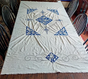 ¡HERMOSO! Antiguo mantel bordado floral azul borde de ganchillo de granja - Imagen 1 de 8
