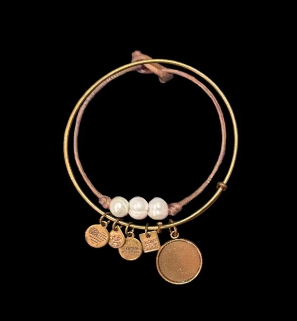 Набор из 2 предметов Alex and Ani РЕДКИЙ! Браслет с брелоками и пресноводным жемчугом веревочный браслет - Изображение 1 из 4