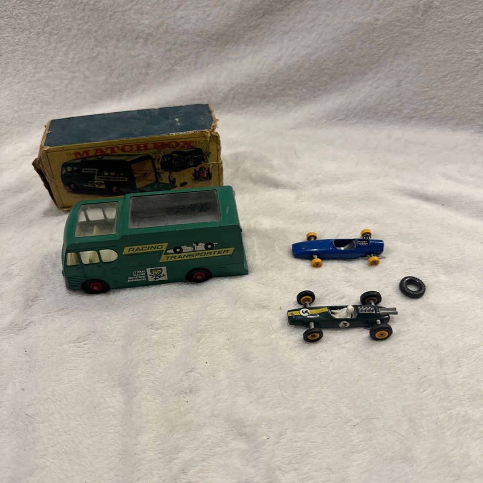 Transportador de coches de carreras Matchbox Lesney M-6 con 2 coches de carreras en el interior con caja Foto 1 de 4