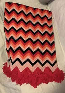 Vintage gehäkelte afghanische Zickzack-Chevron-Decke 48""x64"" rosa schwarz Oma Retro - Bild 1 von 4