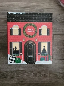 Calendario de Adviento See’s Candies Caja Vacía 2024 Diseño Casa de Vacaciones - 24 Cajones - Imagen 1 de 8