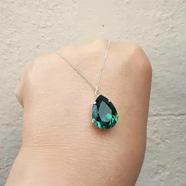 Colgante para mujer esmeralda verde natural corte pera de 3,00 quilates enchapado en oro blanco de 14 k Foto 1 de 4