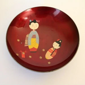 Tazón de laca japonesa de mediados de siglo rojo negro estilizado madre e niño en kimonos - Imagen 1 de 10