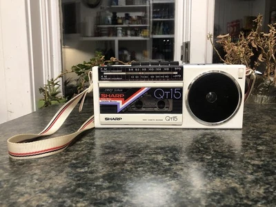 Raro reproductor y grabadora de radio casete Sharp QT-15W de 1980 ¡ESCASO BONITO! Foto 1 de 4