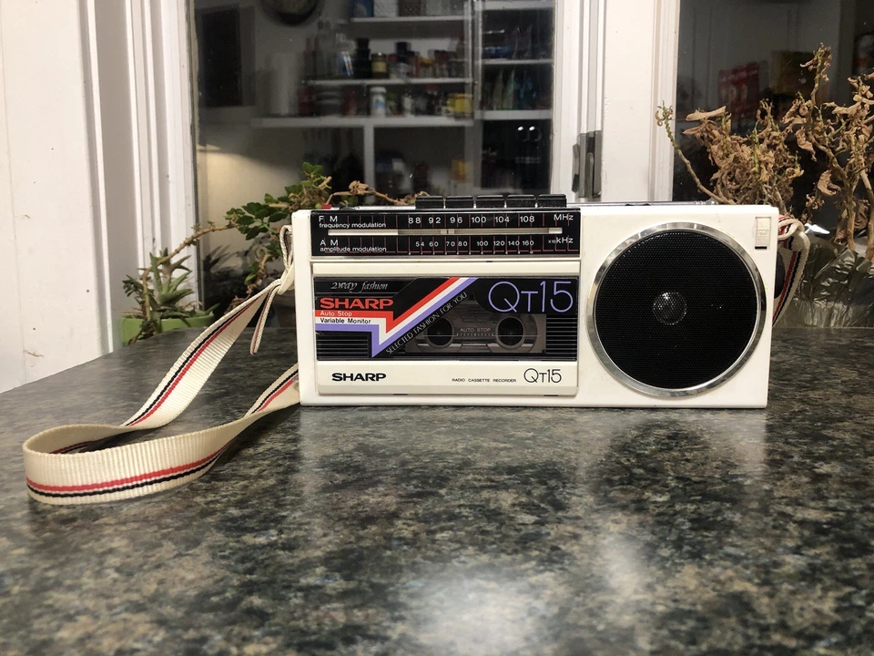 Raro reproductor y grabadora de radio casete Sharp QT-15W de 1980 ¡ESCASO BONITO! Foto 1 de 4