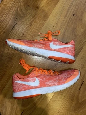 Zapatos para correr Nike Flex Experience RN 5 para mujer talla: 9,5 salmón con acento blanco Foto 1 de 4