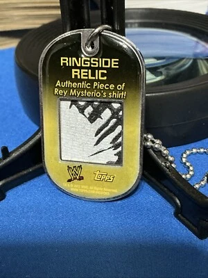 2012 Topps Etiquetas de Perro Reliquias Lado del Anillo WWE Etiqueta de Perro Rey Mysterio Camisa Reliquia Foto 1 de 4