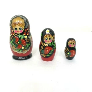 Muñecas rusas de anidación matrioska 3 piezas fresa Khokhloma - Imagen 1 de 4