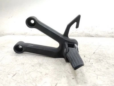 03-08 Suzuki SV650 2006 montaje de reposapiés trasero izquierdo pasajero Foto 1 de 4