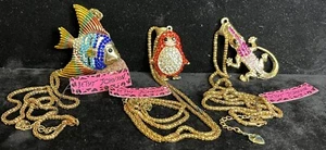 SET BESTEHEND AUS 3 Stück Betsey Johnson HALSKETTEN - Bild 1 von 9