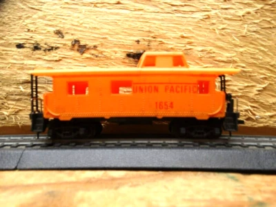 Mantua TYCO HO Scale 40' Union Pacific UP 1654 Model Railroad Train Caboose - Image 1 of 4