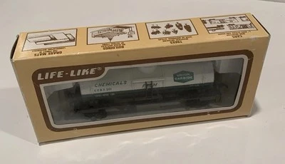 Life Like HO Union Carbide Tank Car #8495 SINGLE DOME, WHITE / GREEN VINTAGE - Image 1 of 4