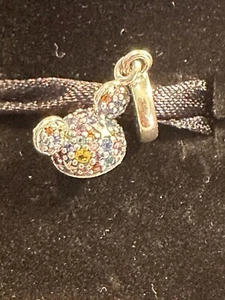 2025 PANDORA CHARM MICKEY OHR HUT KAPPE MEHRFARBIG BAUMELN DISNEYLAND 70. HÜLLE - Bild 1 von 5