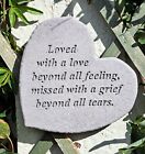 Plaque commémorative en pierre aimée avec un amour en forme de cœur mémorial