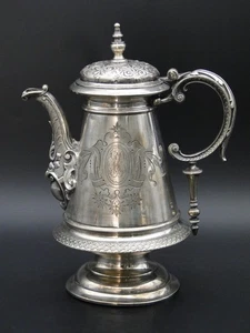 Caffettiera argentata storicismo epoca fondazione monogramma decorazione incisione H:27,3 cm circa - Foto 1 di 13