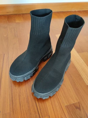 Scarponcini stivaletti senza lacci, neri con carro armato, numero 39 - Immagine 1 di 4