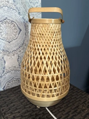 Lámpara de mesa IKEA MISTERHULT bambú/ratán 14" de alto, 8" de ancho Foto 1 de 3