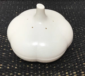 Tupperware Garlic Bulb Keeper Saver Storage Vented Forget Me Not Ivory USA - Picture 1 of 9