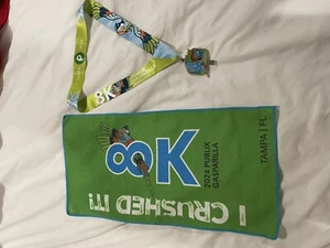 2024 Gasparilla 8K Finisher-Medaille und kleines Handtuch  - Bild 1 von 3