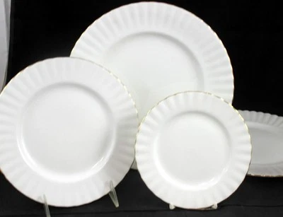 Royal Albert Val D'Or 4 Piezas Surtido 2 Platos de Cena 1 Ensalada 1 Plato de Pan Foto 1 de 4