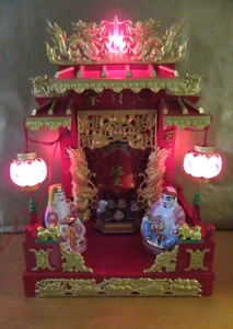 Antico Santuario cinese Dio Terra, con luci/lanterne offerte tavolo e 2 statue - Foto 1 di 16
