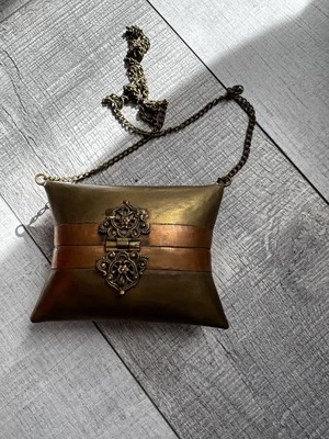 Cartera colgante artesanal vintage de latón con forma de almohada única para dama, bonita pátina Foto 1 de 4