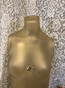 Collar con racimo/dije/cuentas tono plata "Reina Isabel la Segunda" 26" - Imagen 1 de 8