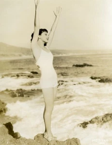 Jean Parker on a Hollywood beach MGM Photo 1932 - Picture 1 of 3