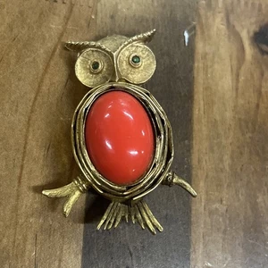Broche búho piedra verde cabujón piedra roja tono dorado - Imagen 1 de 3