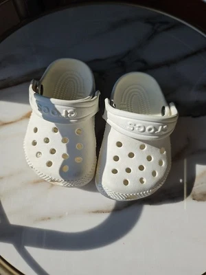 Crocs Niño Pequeño Talla C2/C3 Color Hueso Usado en Excelente Condición Foto 1 de 4