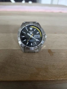 SEIKO 5 Sports Automatic Herrenuhr!Schwarz-gelb! - Bild 1 von 8