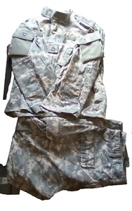 fatica militare uniforme mimetica urbana media nuova vecchia stock - Foto 1 di 18