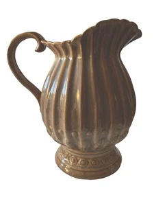 "Jarra de agua laterales estriados caño almenado marrón 10x10x8""" - Imagen 1 de 6