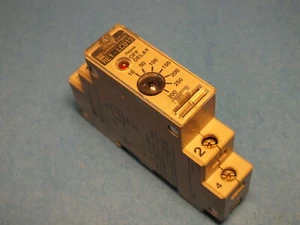 TELEMECANIQUE	RE1-LC013    	10-300sec 24-240V Imax-15A TIMER  RELAY - Picture 1 of 4