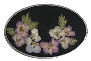 Broche vintage Buttermilk Lane, flores prensadas, firmado por la artista estadounidense Ruth Wales - Imagen 1 de 6