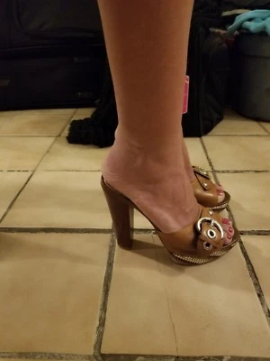 Sandalias BCBG Tacones Altos Deslizables Sexy Marrón Tostado Beige 7/37 Foto 1 de 4