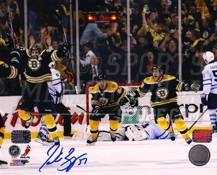 Patrice Bergeron Boston Bruins Firmado Juego 7 Regreso Celebración vs Hojas 8x10 Foto 1 de 1