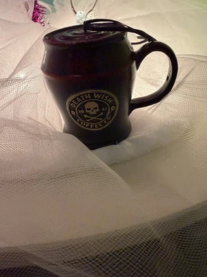 Adorno Death Wish Coffee Deck the Halls Foto 1 de 3