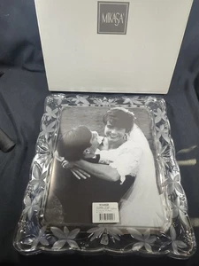 Marco de fotos de cristal de niebla floral esmerilado Mikasa 8x10 nuevo con caja - Imagen 1 de 7