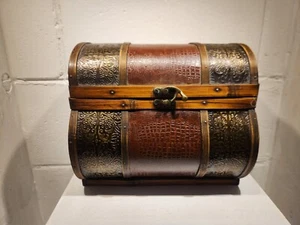 decorative wooden box with wooden fruit used - Picture 1 of 10