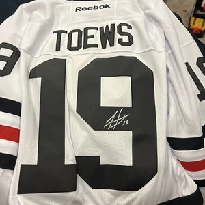 Jonathan Toews Signed Chicago Blackhawks 2017 Winter Classic Reebok Jersey Large - Picture 1 of 6