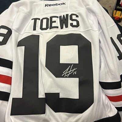 Camiseta deportiva Reebok clásica de invierno 2017 firmada por Jonathan Toews de los Chicago Blackhawks grande Foto 1 de 4