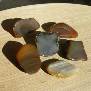 6 mini piedras de exhibición de media geoda mezcladas de cristal de ágata pulido pequeñas rebanadas de roca - Imagen 1 de 5