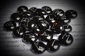 25 PIEDRAS RÚNICAS DE VIDRIO Y BOLSA Elder Futhark Wicca Brujería Pagana Runas Adivinación - Imagen 1 de 5