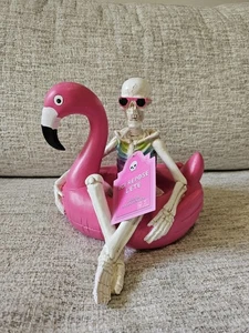 NUEVO Here Lies Verano Esqueleto Flamenco Piscina Flotador Halloween ENTREA VERANO Decoración - Imagen 1 de 6