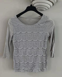 Top LOFT Gris Detalle Encaje Talla Mediana  - Imagen 1 de 4