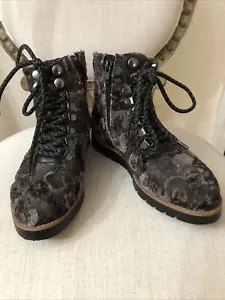 Vaneli Women’s Boots Size 5 Flocked Camouflage - Picture 1 of 10