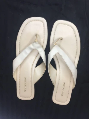 Sandalias chanclas Worthington para mujer talla 9 M blanco roto. Foto 1 de 4