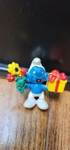 Pitufos - Regalo Pitufo sosteniendo flores y regalo PVC Figura 1978 vintage Peyo (JF20 - Imagen 1 de 2