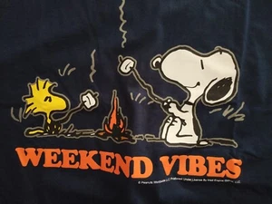 Herren Navy Snoopy Woodstock BBQ Campfire "Weekend Vibes" T-Shirt Auswahl L oder XL - Bild 1 von 4